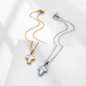 Elegante Collar con Colgante de Cruz de Perlas y Oro PVD de 18k, Joyería de Acero Inoxidable 316L con Brújula Estrella del Norte, Colgante de Billetes de Dólar, Collar de la Justicia - Product Image 3