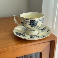 Ensemble tasse et soucoupe rétro romantique pour le thé de l'après-midi, style vintage, mug en céramique de luxe léger avec ouverture large, motif floral bleu, 220 ml