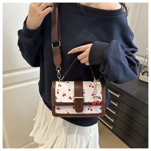 Bolso de Mano Moderno con Estampado de Cerezas, Bolso Cruzado de Piel Sintética para Mujer con Colgante de Cereza - Product Image 5