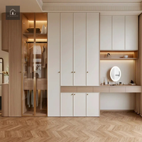 XINGRUO OEM Armoire intégrée sur mesure avec coiffeuse, portes à cadre doré, grain de chêne, style moderne minimaliste OEM