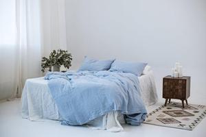 Parure de lit 3 pièces Donna Boho pour très grand lit, faite main, bleu ciel, 300 fils/cm², 100 % coton, housse de couette et 2 taies d'oreiller unies, boutons en noix de coco, qualité hôtelière - Product Image 2