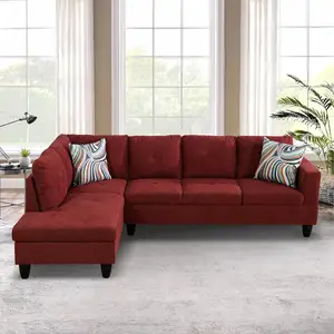 客厅用现代风格簇绒天鹅绒沙发，配有柔软的织物装饰和实木框架