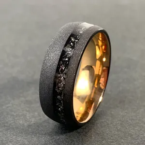 Anello in tungsteno nero Meteorite con intarsio schiacciato in carburo di tungsteno autentico da 4MM e 8MM anelli in tungsteno sabbiato oro