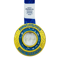 Médaille de finisseur personnalisée pour marathon de Shenzhen, en alliage de zinc plaqué or avec texture en éventail radial et relief de l'horizon de la ville pour événements de course
