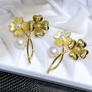 เข็มกลัดดอกไม้สี่กลีบไข่มุกน้ำจืดใหม่ เข็มกลัดดอกไม้คู่ ดีไซน์เก๋ ตกแต่งหน้าอกอย่างมีสไตล์ ดอกไม้ประดับหน้าอกสุดหรู - Product Image 1