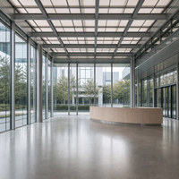 Centre d'exposition à ossature métallique ouverte pour des configurations d'événements flexibles