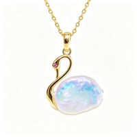 Pendentif Cygne en Laiton Plaqué Or 14K avec Chaîne, Perle d'Eau Douce Baroque Ovale Iridescente Aurora, Perle Naturelle Irrégulière pour Femme