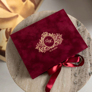 Elegante Scatola per Inviti di Nozze in Velluto Bordeaux con Stampa in Lamina d'Oro e Nappa per Feste di Gala e Fidanzamento - Product Image 5