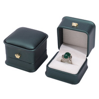 Boîte à bijoux personnalisée de haute qualité avec logo du fabricant, boîte à bagues en cuir PU de luxe décorée d'une couronne, pour mariage et fiançailles
