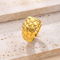 Bague martelée à texture carrée de 15mm Bague pépite en acier inoxydable plaqué or PVD véritable personnalisée avec double doigt pour hommes