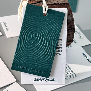 Tùy chỉnh Swing thẻ tái chế Áo sơ mi treo thẻ quần áo không màu <span class=keywords><strong>3D</strong></span> nâng nhãn giấy dập nổi logo tùy chỉnh hangtags - Product Image 4