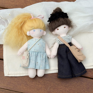 Muñeca ilustrada original, muñeca de algodón articulada y móvil hecha a mano, muñeca Waldorf, juguete artesanal para vestir, colgante. - Product Image 1