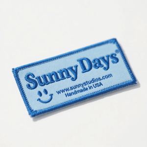 Ropa Satén Cuello Etiqueta Camiseta personalizada Damasco Tamaño Etiquetas Ropa Corte recto Costura en etiquetas tejidas para chico - Product Image 4