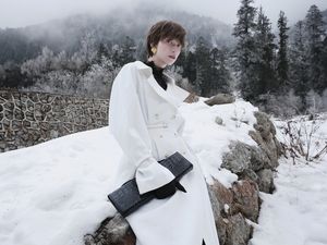 Abrigo de Invierno Elegante para Mujer, Diseño de Alta Costura, Abrigo Cruzado de Veloura con Cuello Vuelto, de WhiteAnt Vietnam - Product Image 6