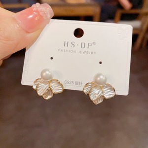 À la mode exquis polyvalent cuivre aiguille blanc mince enduit pétale perle boucles d'oreilles pour les femmes Unique à la mode Zircon - Product Image 4