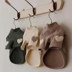 Suéter de Terciopelo de Algodón Cómodo para Otoño e Invierno para Perros Pequeños y Gatos, Ropa Sostenible para Mascotas, Abrigo con Bordado en Forma de Corazón - Product Image 1