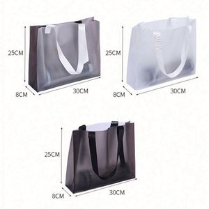 Sac de shopping translucide de haute qualité pour magasin de vêtements, sac fourre-tout transparent en PVC givré - Product Image 2