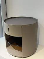 Table de chevet cylindrique moderne à 1 tiroir en cuir tanné taupe avec étagère en verre trempé et fermeture douce en bois massif pour chambre et hôtel