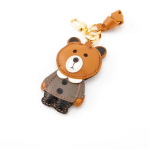 Llavero de Cuero con Diseño de Oso Teddy y Detalles en Contraste - Product Image 4