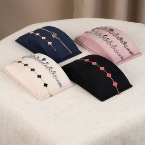 Présentoir à bijoux en velours rose et noir pour bracelets et colliers, idéal pour les magasins de bijoux - Product Image 1