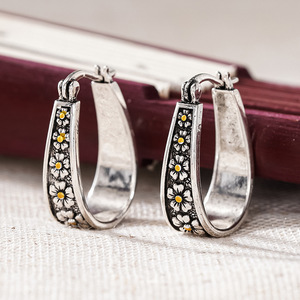 Orecchini a polsino a forma di margherita per donna, design floreale artistico, gioielli di nicchia in stile bohémien - Product Image 3