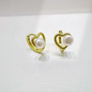 Pendientes geométricos de lujo de plata de ley S925, hipoalergénicos, redondos, chapados en oro, con perlas, para mujer, ideales para profesoras o bodas. - Product Image 2