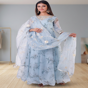 Robe Anarkali en mousseline de soie bleu clair brodée de fleurs, avec col bateau et manches longues, coupe trapèze longueur ras du sol - Product Image 4