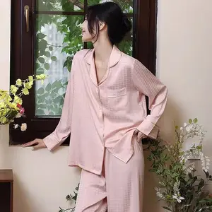 थोक नाइटवियर लंबे समय तक साटन पाजामा की महिला 2 पीसी पॉलिएस्टर बुने वाली लंबी आस्तीन गुलाबी सादे रंग वाली ग्रीष्मकालीन पजामा की लंबी पैंट