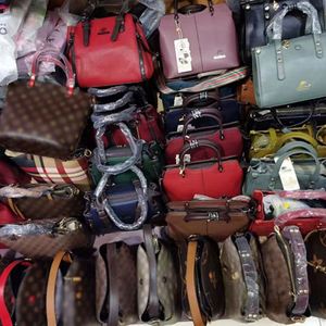 Paquete Mixto Precio al por Mayor Bolsos de Segunda Mano Bolsos Usados para Mujer - Product Image 4