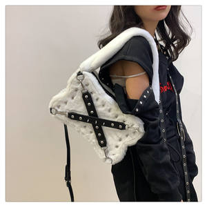 รองเท้าบูทขนสัตว์เทียม HS4770สำหรับเด็กผู้หญิงแนวยุ่งพร้อมกระเป๋าเงินชุดกระเป๋าและรองเท้าเฟอร์ทรงมนประดับหมุดแนวพังก์โกธิคแบบคลุมเครือ - Product Image 2