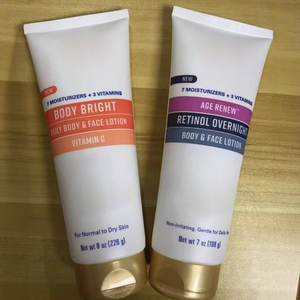 Loción Corporal Iluminadora con Vitamina C, AHA y Retinol, con Péptidos Antienvejecimiento, para un Brillo y Reparación Completa del Cuerpo - Product Image 4