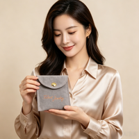 Pochette à bijoux en velours suédé, enveloppe de luxe avec bouton pression, emballage cadeau, sac anti-poussière pour collier, boucles d'oreilles, logo personnalisé