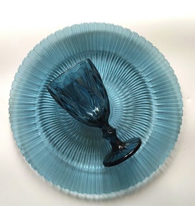 Stocked blue colored cheap flat 13 inch dinner plates wedding tableware clear smoke glass charger plates