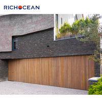 Portes de garage en aluminium sectionnelles d'extérieur, finition bois de luxe, avec porte de passage