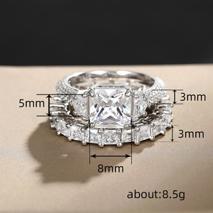 Anello Statement con Zirconi per Uomo e Donna, Gioiello di Lusso alla Moda per Dito Indice - Product Image 5