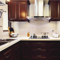 Cuisine moderne minimaliste avec îlot en bois et armoire de rangement sur mesure