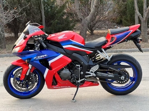 Motocicleta Deportiva <span class=keywords><strong>Honda</strong></span> CBR1000RR con Motor V4, Combustible de Gasolina y Frenos Brembo, Motocicletas de Alto Rendimiento - Product Image 3