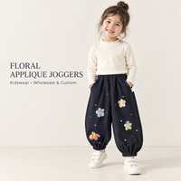 Celana Jogger Biru Dongker untuk Anak Perempuan dengan Aplikasi Bunga Kotak-Kotak Warna-Warni dan Saku Samping untuk Koleksi Pakaian Anak Grosir dan Kustom