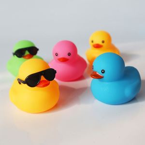 Xj458 Mini canard flottant en caoutchouc personnalisé avec logo et forme, jouet de bain sonore pour enfant, cadeau promotionnel, vente en gros - Product Image 3