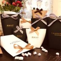 Individuelle Merchandise-Tasche Braune Kraftpapier-Versandtasche 3-Farbige Süßigkeiten-Papiertüte mit Schleifenband Faltbare Geschenktüten