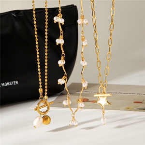 Collier tendance avec pendentif à boucle OT et perles, en acier inoxydable plaqué or 18 carats, idéal pour un cadeau - Product Image 4