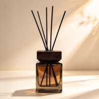 Bouteille d'aromathérapie carrée en verre de haute qualité avec diffuseur à bâtonnets, bouchon à vis personnalisé, bouteille vide pour parfum d'intérieur