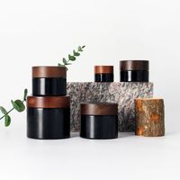 Nuevo frasco de vidrio redondo oscuro con tapa de abeto y dosificador, con bomba para loción, serigrafía y logotipo personalizado, para set cosmético y cuidado de la piel.