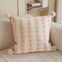 Housse de coussin décorative en peluche courte crème avec insert, pompons et imprimé cerises pour canapé de salon