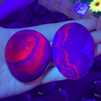 Pierre de paume en forme de cœur en fluorite noire fluorescente en gros avec réactivité UV, pierres précieuses, artisanat en cristal pour la décoration Feng Shui