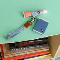 Kustom dedikasi poliester desain baru dompet Lip Gloss pria pita ukur perempuan campuran tali kain poli mode liontin jimat