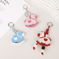 Pendentif de sac à main Kawaii en forme de cheval à bascule avec détail cœur pour sac à main, sac à dos, bagages et accessoires