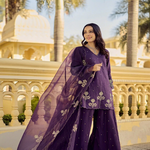 Salwar Kameez de Rayón Morado con Bordado Floral, Corte Holgado, Largo hasta el Suelo, Traje Tradicional Indio para Bodas, para Mujer - Product Image 1