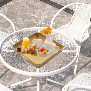 Plateau de service décoratif en métal, parfait pour servir des aliments, des boissons ou des objets décoratifs, construction durable avec surface lisse. - Product Image 1