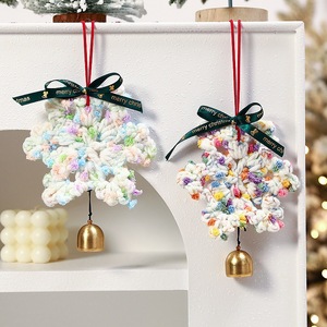Adorno de copo de nieve de ganchillo hecho a mano con campana, decoración colgante para árbol de Navidad, colgante para coche, regalo de Navidad - Product Image 1